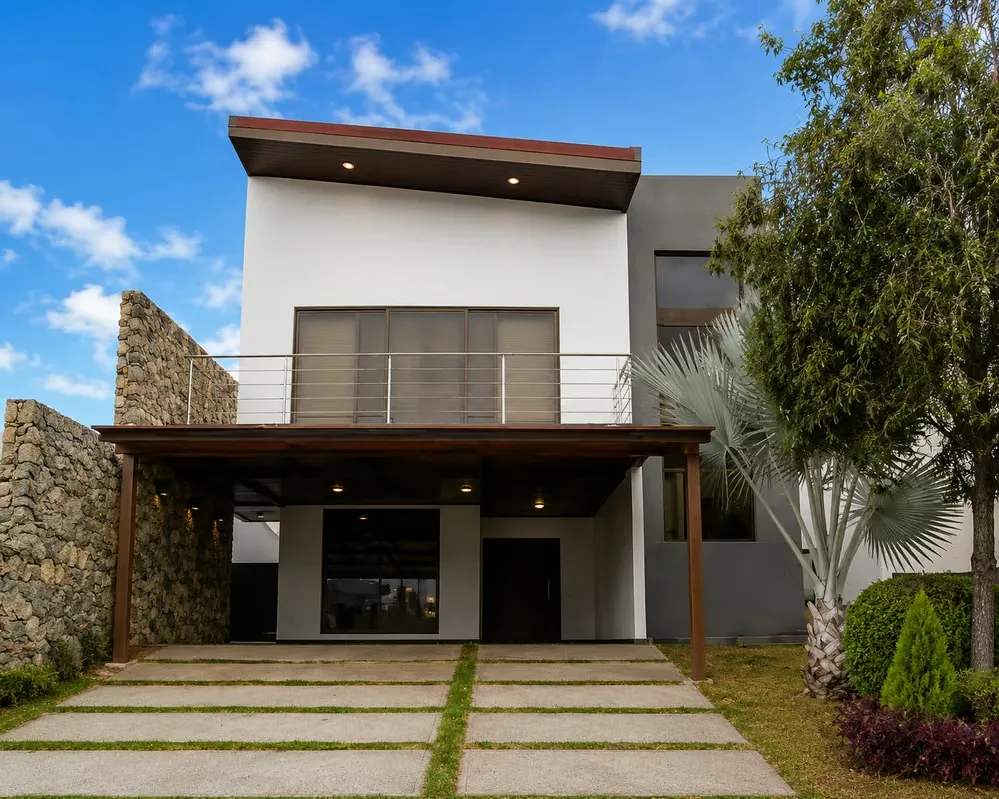 Casa en Venta y Alquiler con Jacuzzi, Gimnasio y Cochera para 4 Vehículos