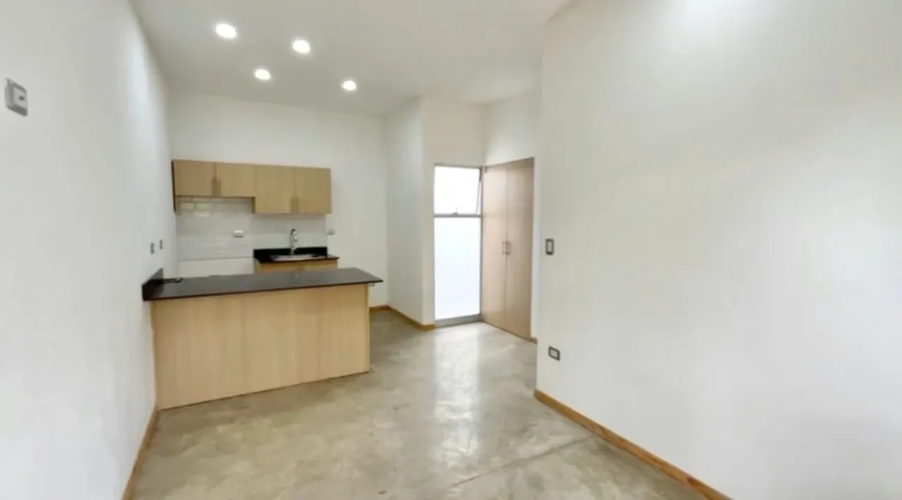 Apartment for Rent in Santa Ana. 2 Bedrooms / 1 Bathroom / 1 Parking Space.