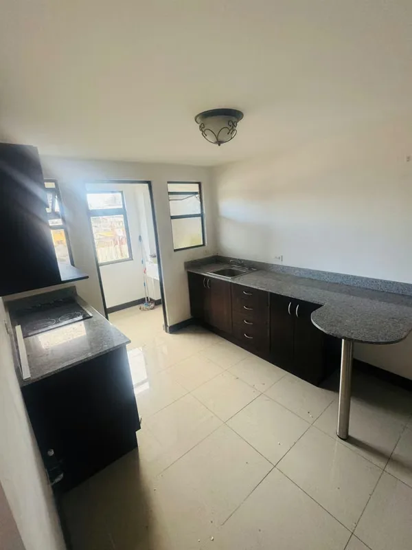 Sala, comedor, cocina, cuarto de pilas, 2 habitaciones, 1 baño, 1 parqueo.