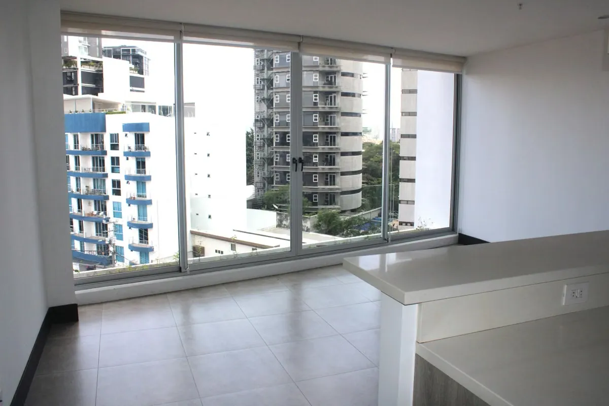 Sala, comedor, cocina, área de lavado, 1 habitación, 1 baño, 2 parqueos.