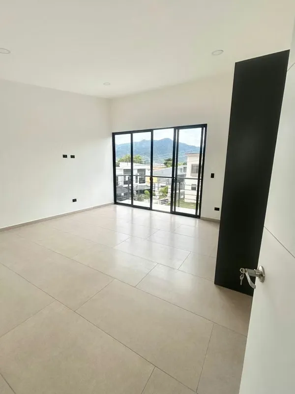 Venta | 3 Habitaciones con Patio | Distrito San Juan | Frente al Colegio Anglo