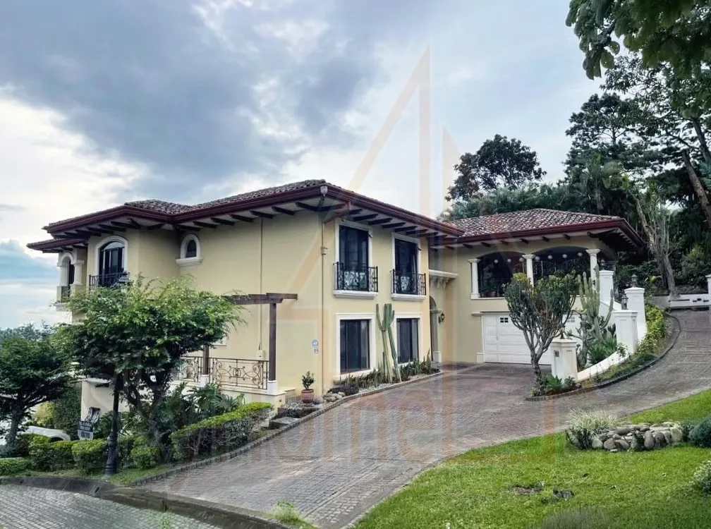 Se alquila amplio apartamento ubicado en Condominio Villa Real, uno de los residenciales más exclusivos de la zona oeste, con vistas espectaculares al Valle Central y Santa Ana. La ...