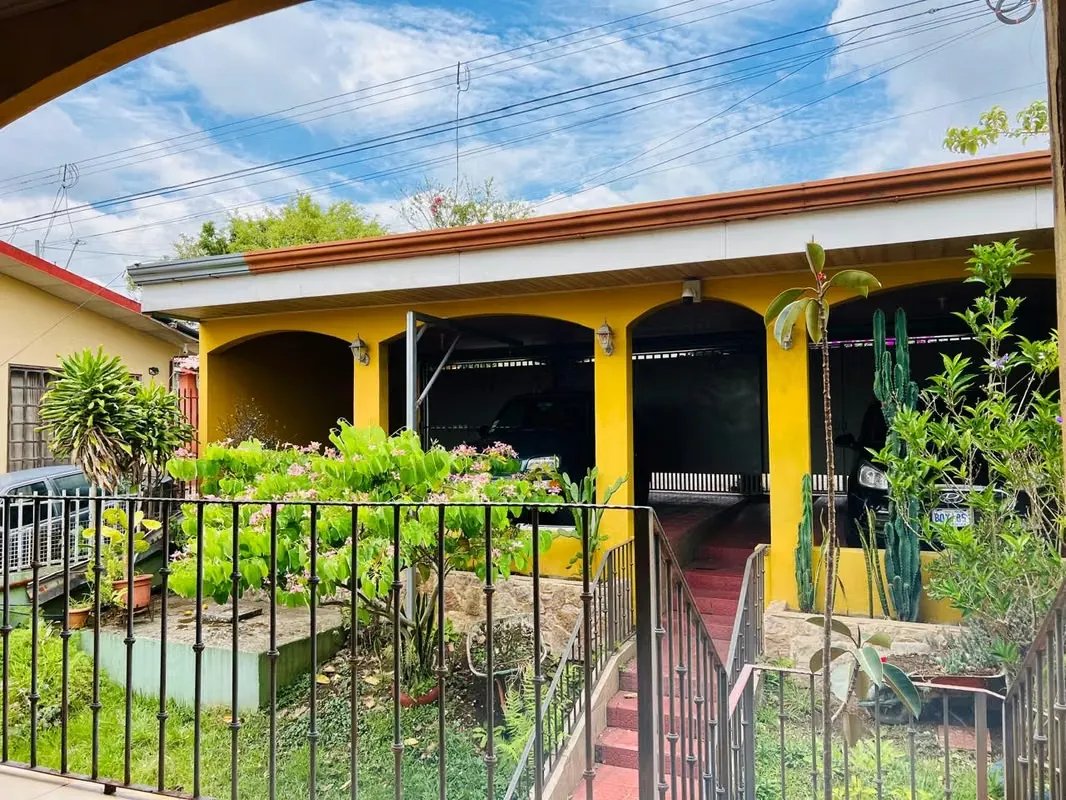 Venta de casa con apartamento independiente en San Isidro de Heredia