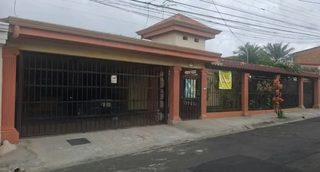 Una terraza muy grande en el centro de la casa con techo translúcido.
