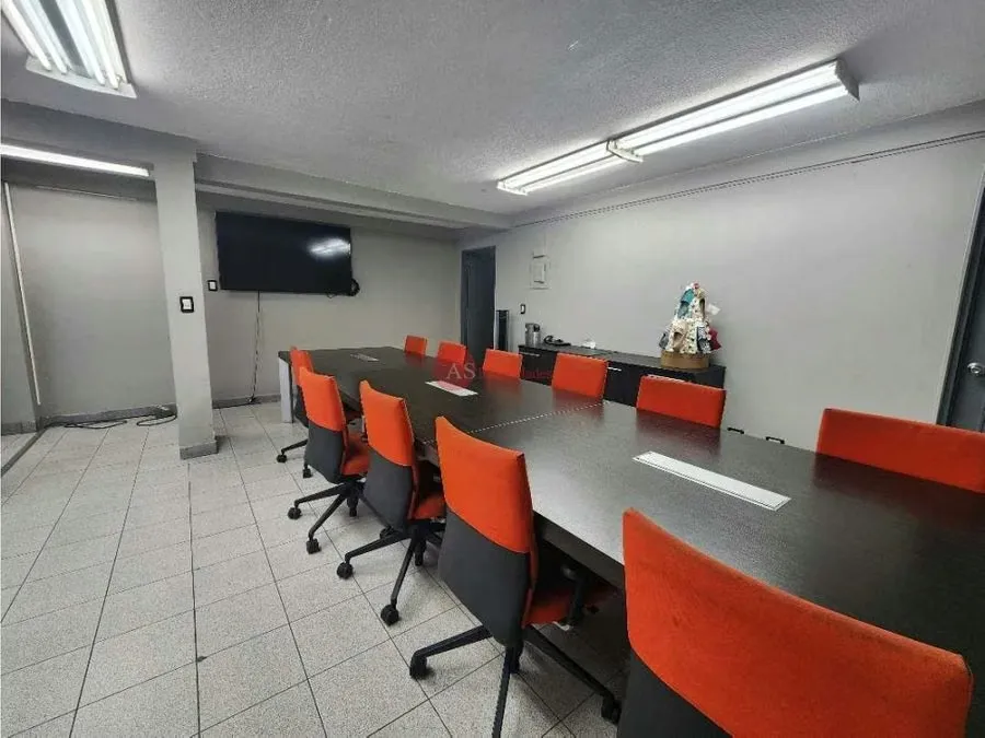 Actualmente se encuentra remodelado para oficinas de una distribuidora donde se tienen: