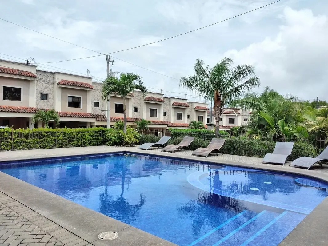 Alquilo muy linda casa en impecable AMUEBLADA, en el apetecido condominio Santa Ana Hills, muy céntrico y familiar cerca de McDonald´s, Automercado, la Cruz Roja y cerca de todas las ...