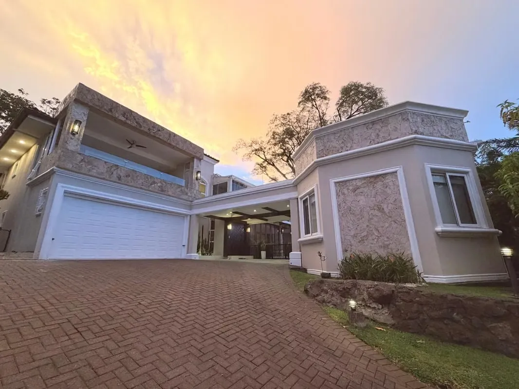 Descubre el lujo y confort en esta impresionante residencia recientemente remodelada, ubicada en el condominio más exclusivo y ...