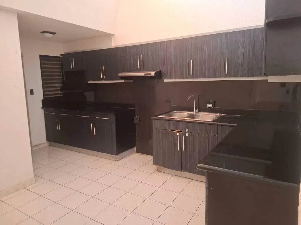 Casa recientemente remodelada. Con distribución completamente en una planta, se ubica en residencial con seguridad privada y acceso ...