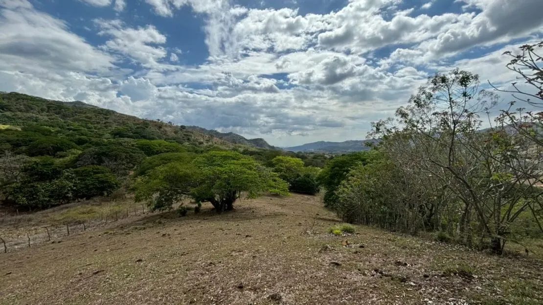 Hermoso lote aprovechable con vistas hacia el mar 10 min. de 27