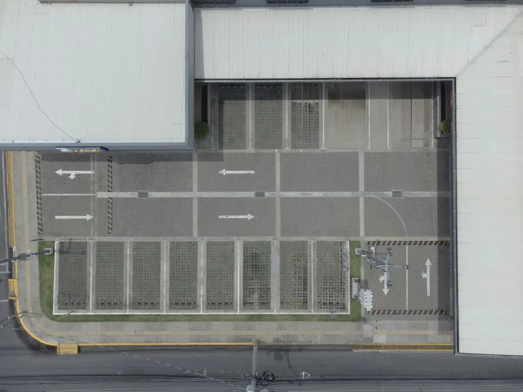 Es una plaza comercial abierta, con un lenguaje arquitectónico contemporáneo, de volúmenes limpios, aleros proyectados y colores sobrios. Su estructura principal es en metal con ... — photo 2