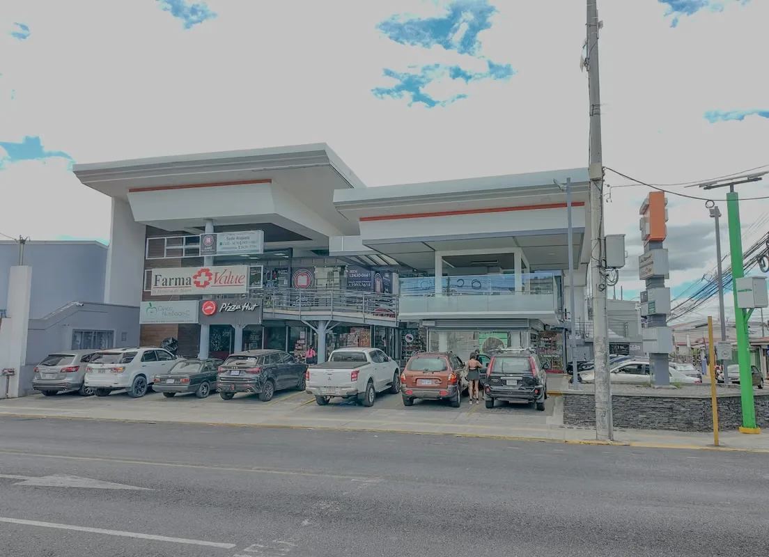 Es una plaza comercial abierta, con un lenguaje arquitectónico contemporáneo, de volúmenes limpios, aleros proyectados y colores sobrios. Su estructura principal es en metal con ...