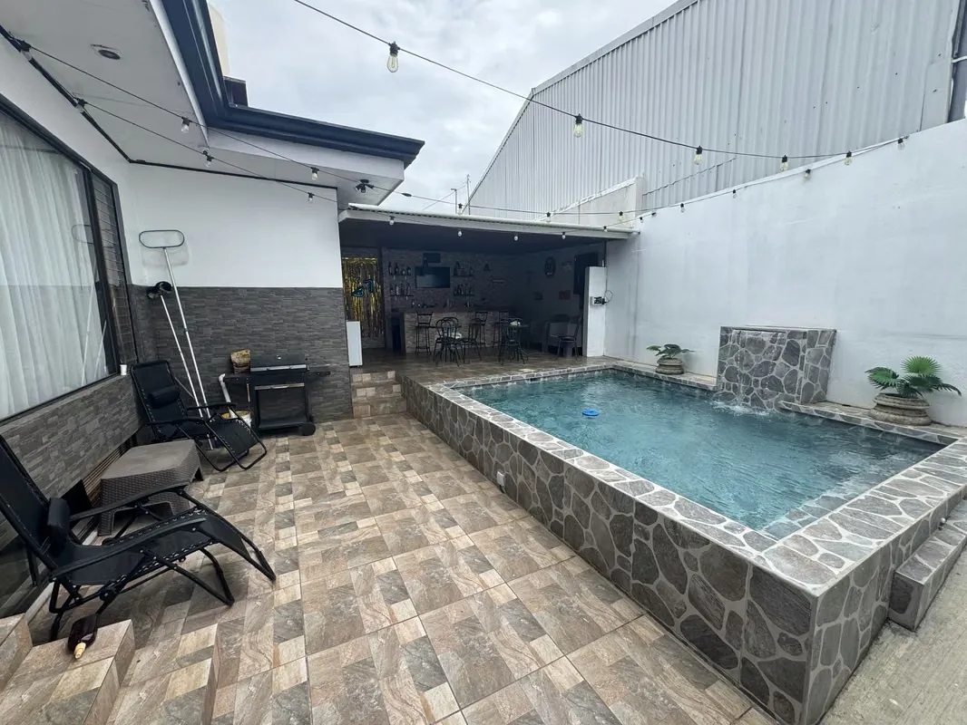 Venta de casa con piscina en Santo Domingo de Heredia -EU