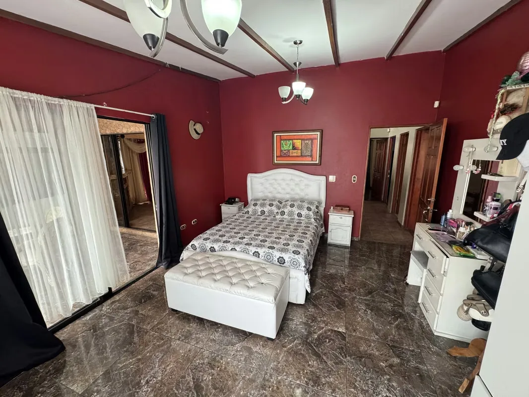 Descubra esta hermosa y amplia residencia de una sola planta ubicada en San Miguel de Santo Domingo de Heredia, una zona de gran tranquilidad y excelente conectividad. La propiedad ... — photo 2