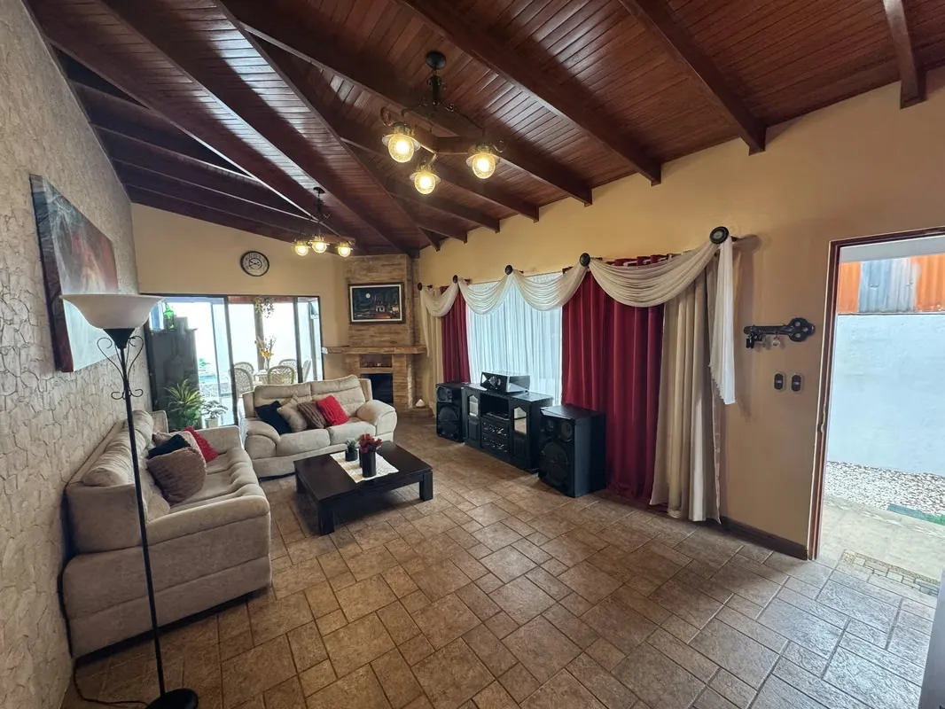 Descubra esta hermosa y amplia residencia de una sola planta ubicada en San Miguel de Santo Domingo de Heredia, una zona de gran tranquilidad y excelente conectividad. La propiedad ... — photo 3