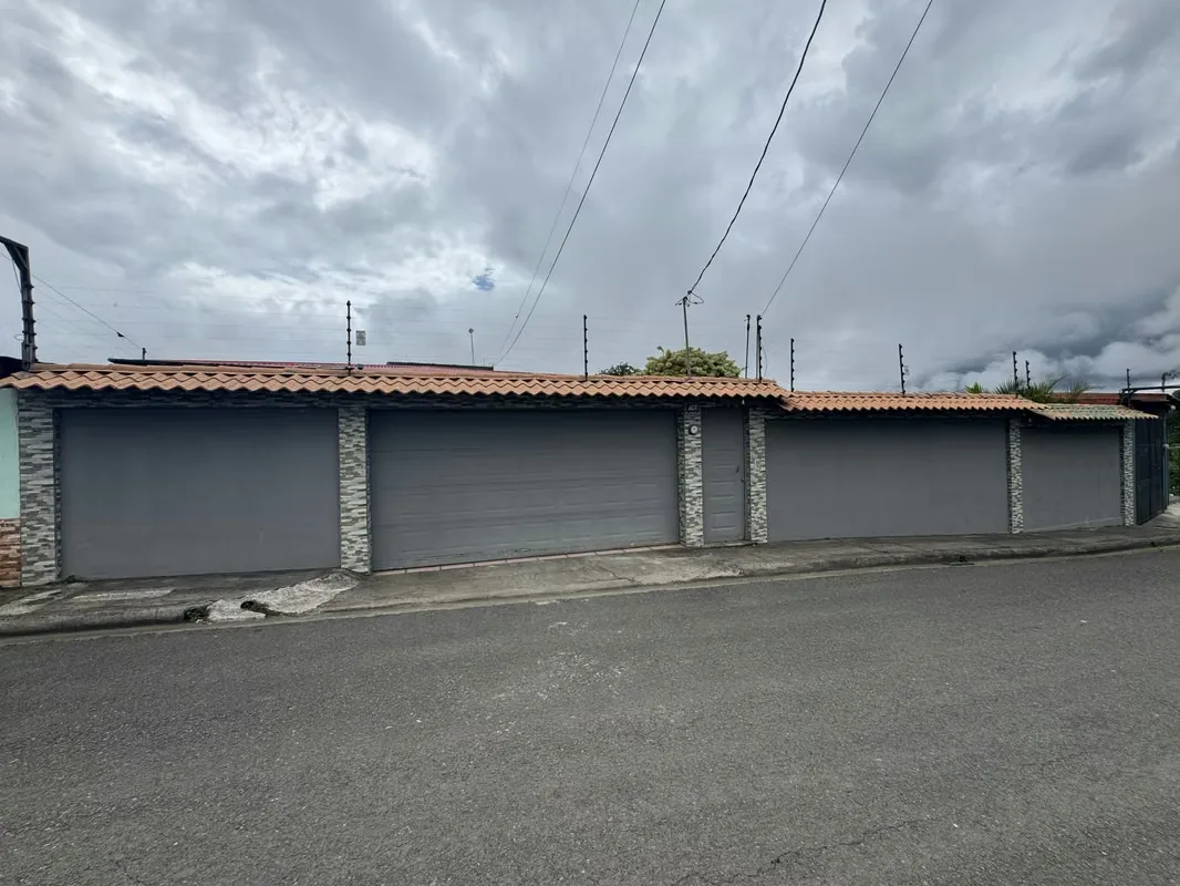 Descubra esta hermosa y amplia residencia de una sola planta ubicada en San Miguel de Santo Domingo de Heredia, una zona de gran tranquilidad y excelente conectividad. La propiedad ... — photo 4