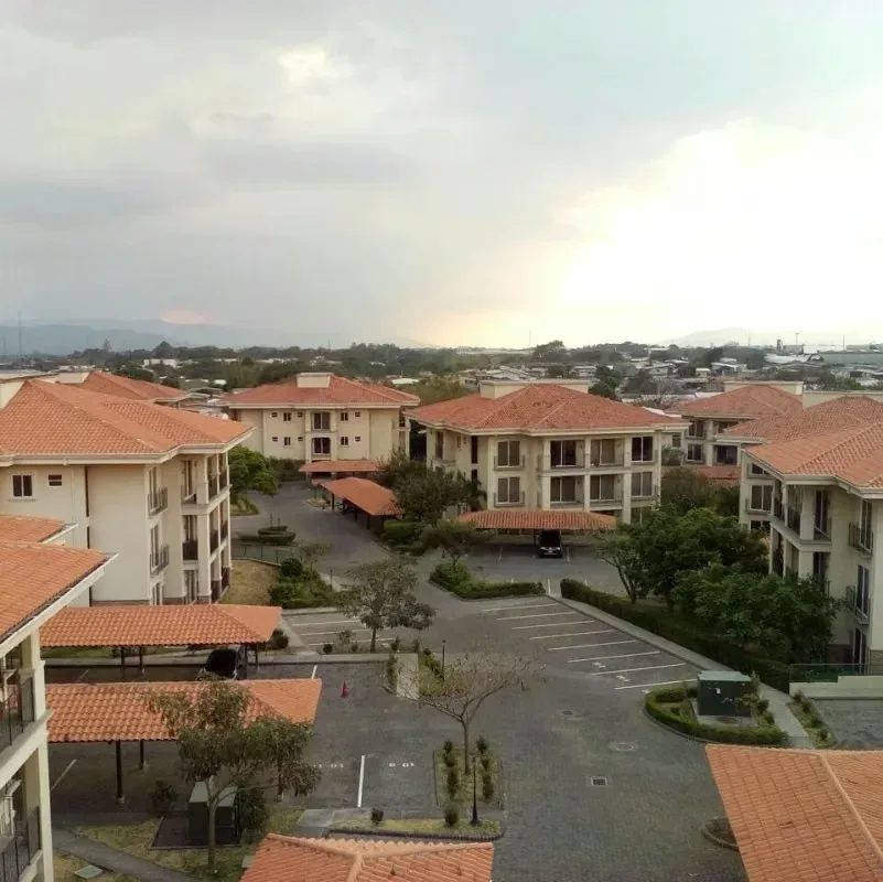 Se vende apartamento moderno con acabados de lujo en el condominio tranquilo, seguro y familiar. El apartamento está ubicado a tan solo 5 minutos del centro de Belén, en Heredia.