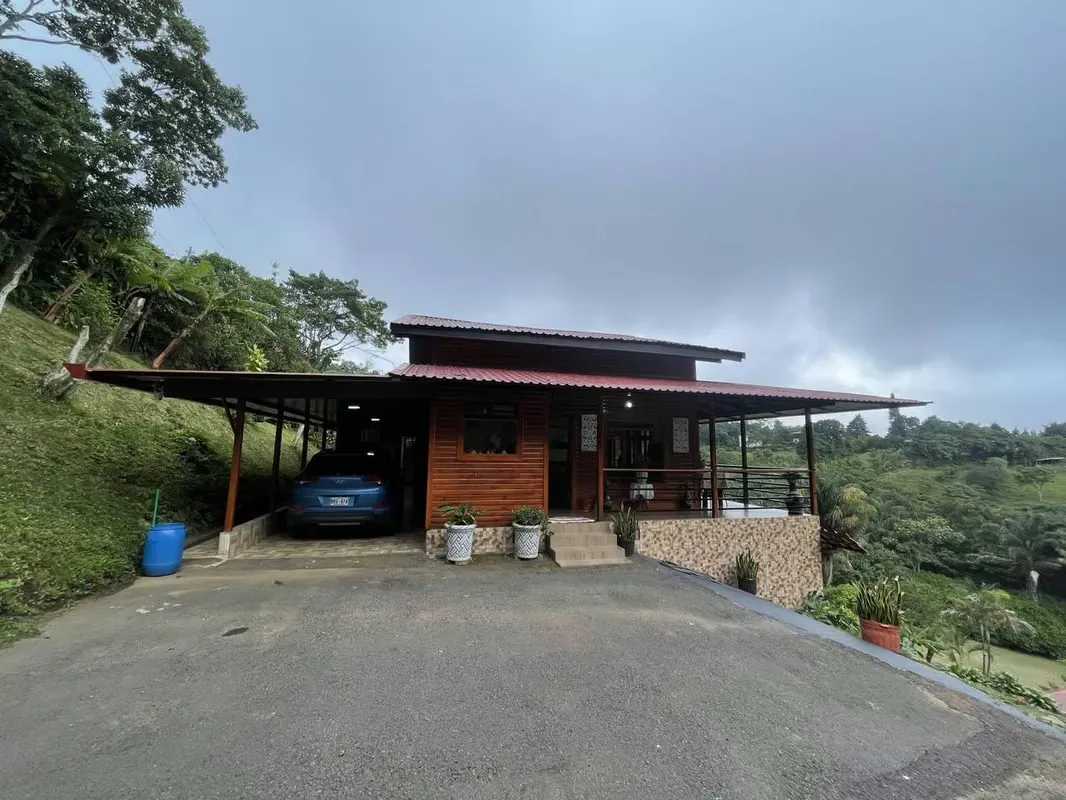 Refugio de Ensueño en las Montañas de San Isidro de Grecia