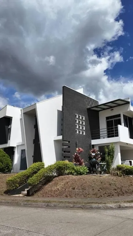 Casa en Venta en Condominio Palma Real, Grecia | 380 m² de Terreno y Amplias Áreas