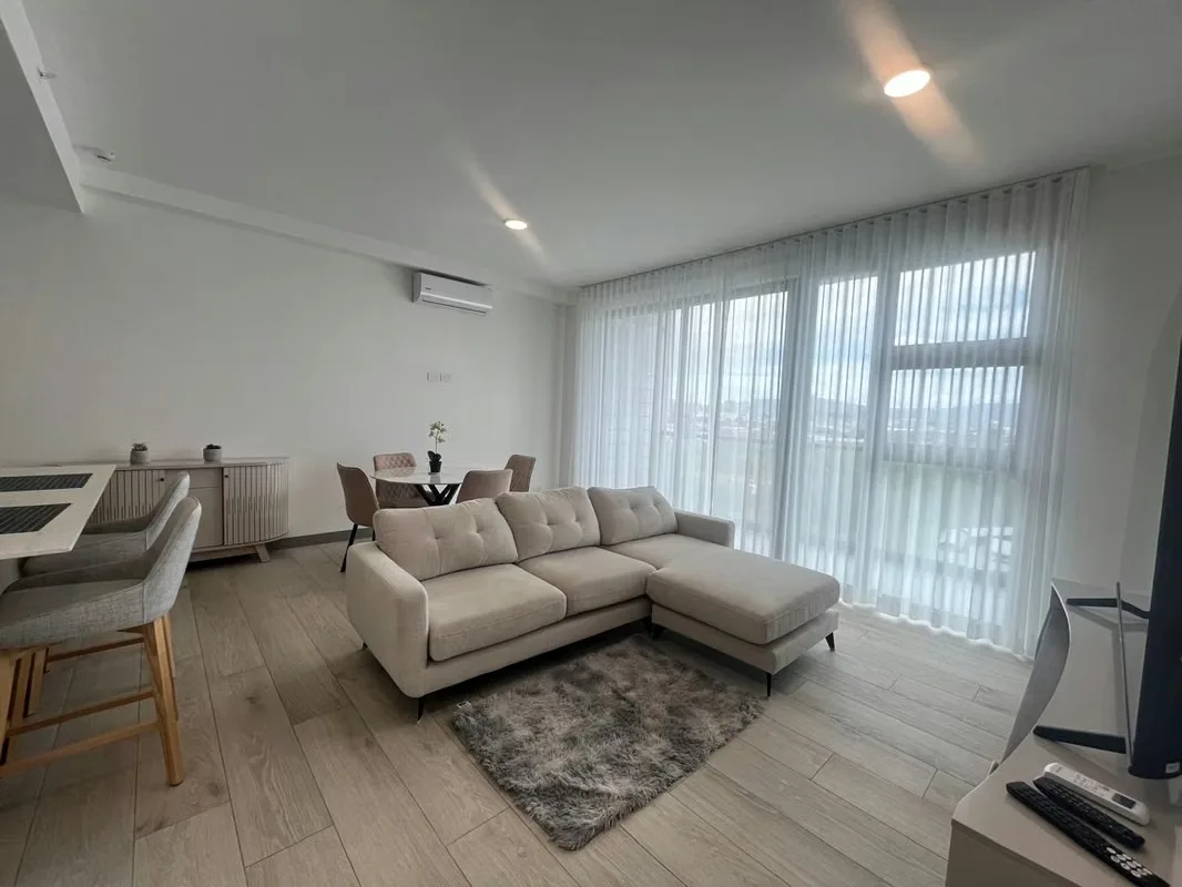 Moderno apartamento completamente amueblado ubicado en Torre B, piso 20, con espectaculares vistas y excelente ubicación frente a La Sabana.