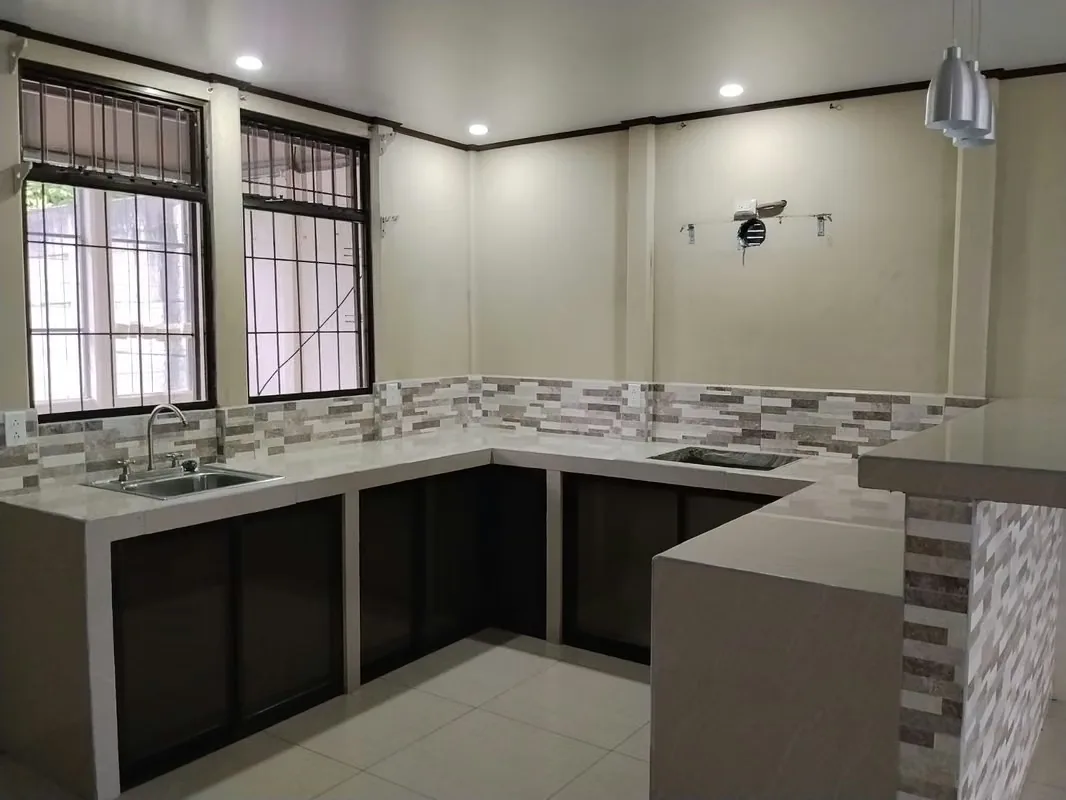 Excelente ubicación y gran espacio para disfrutar en familia, a solo 1.5 km del centro con un lote:350 m² construcción: 92 m² sala, comedor y cocina 3 habitaciones 1 baño, ... — photo 5