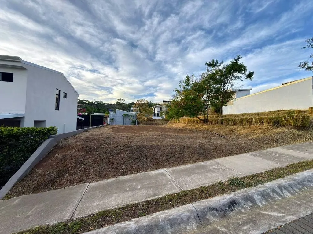 Lote en Venta en Condominio Montezuma, Grecia | 240 m² en Comunidad con Amenidades Premium