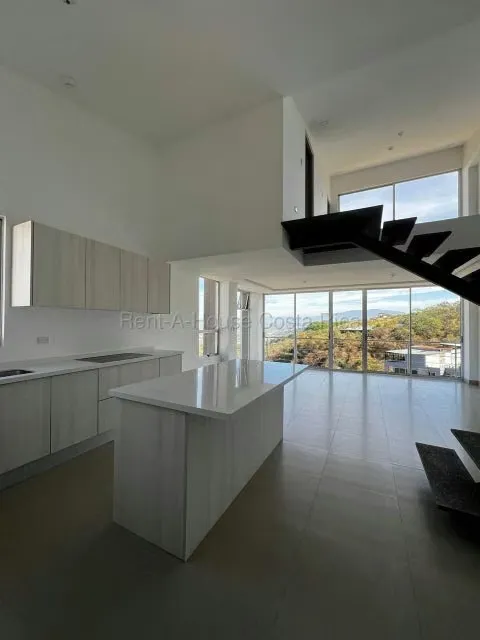 Alquiler de Penthouse de 2 Niveles en Santa Ana. 26-2125