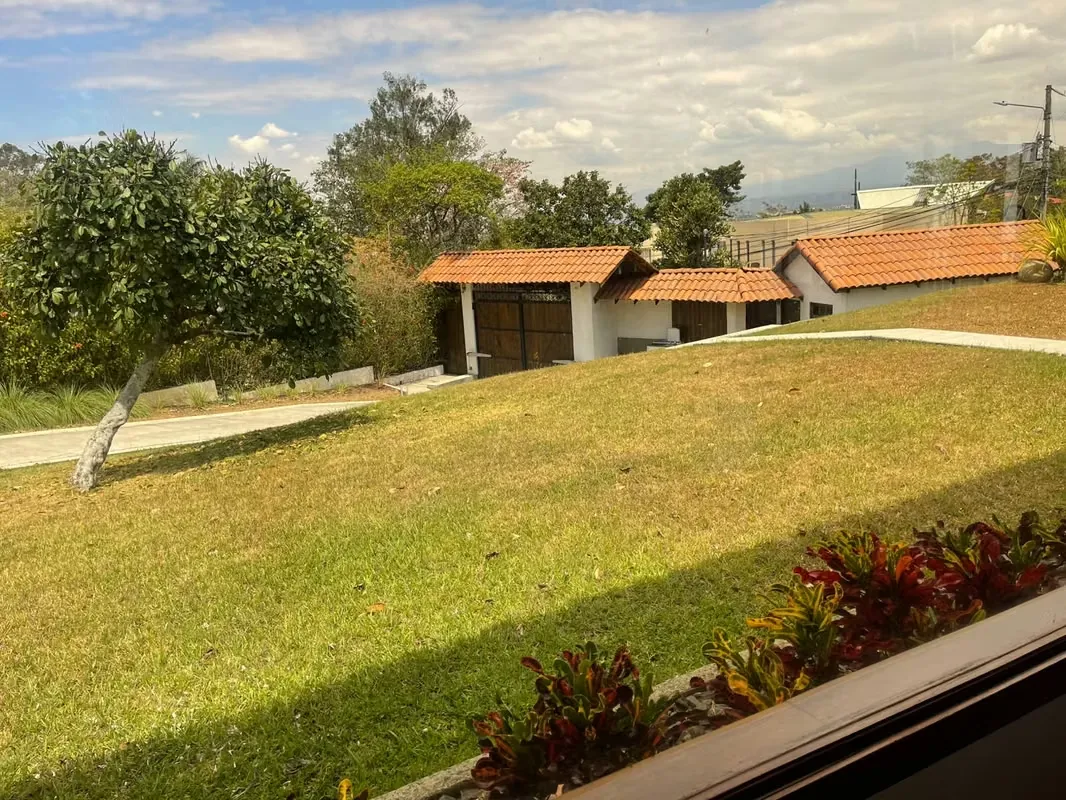 Una propiedad única, rodeada de jardines y árboles, ideal para quienes buscan amplitud, privacidad y múltiples usos.