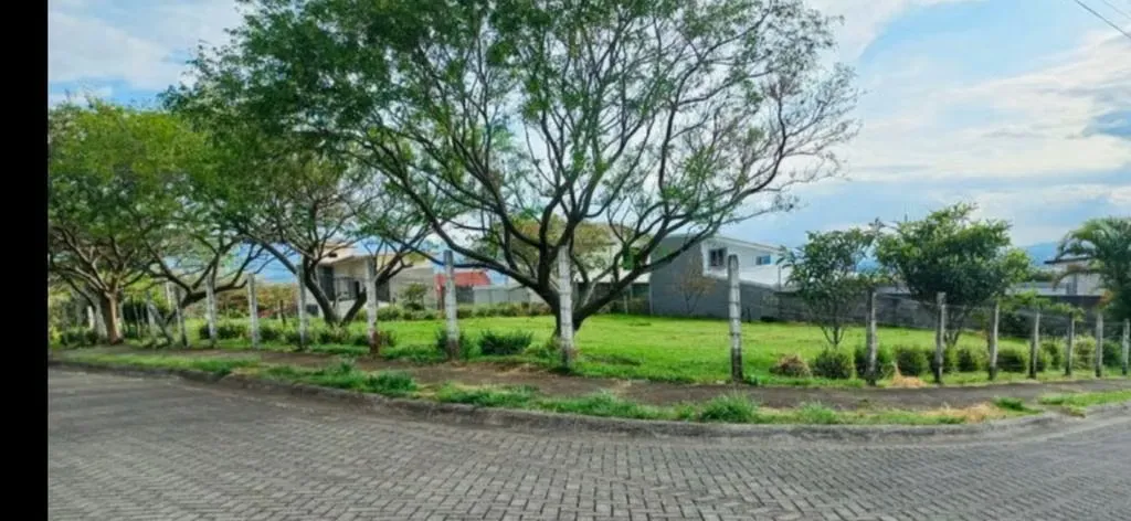 Lote en Residencial en Puente Salas Barva de Heredia, para que usted construya la casa de sus sueños y disfrute de las maravillosas vistas a las montañas, atardeceres de ensueño en ...