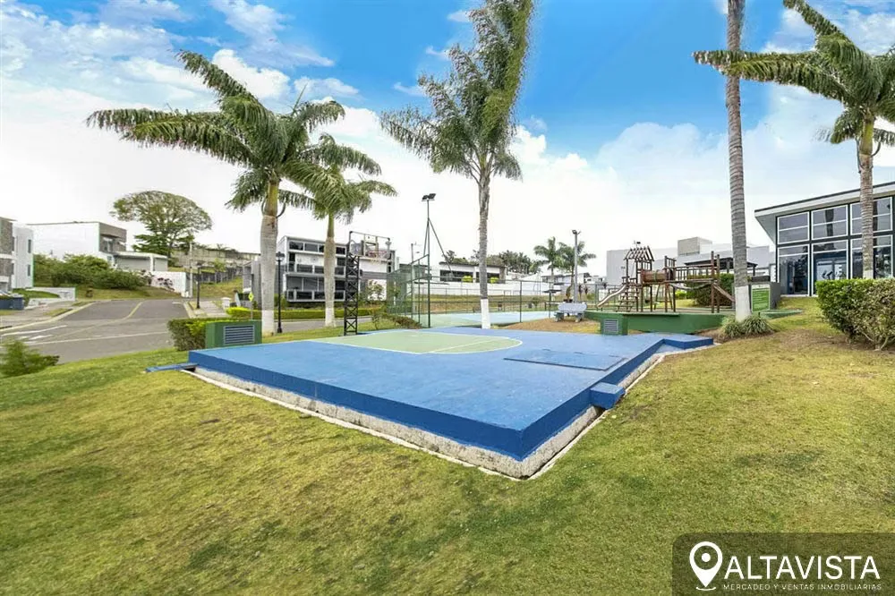 Un lote ideal para construir, completamente plano y en condominio.