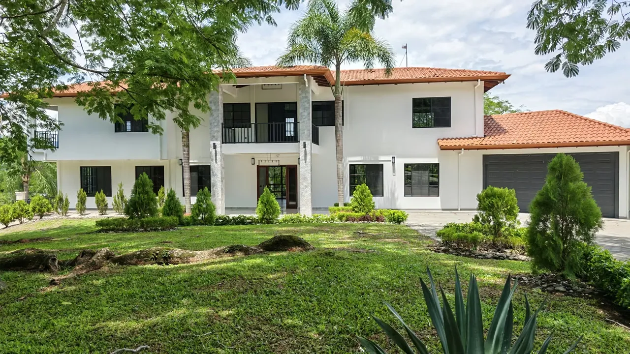 Esta villa en Atenas, Costa Rica, no es una casa — es el estilo de vida que construiste para merecer.