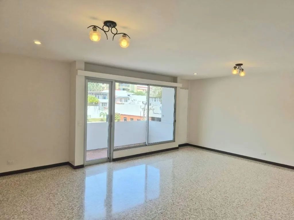 Apartamento Amplio ( 120 mts cuadrados)Ubicado muy cerca de Plaza Vivo ( Spoon Los Yoses) en un edificio tranquilo de sólo 6 unidades ( 2 por piso). Tercer piso con excelente vista. ...