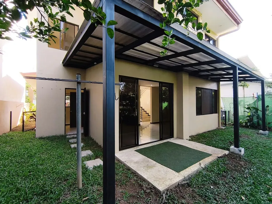Casa con patio amplio, hermosa vista a las montañas y amenidades tipo club en Condominio Montezuma