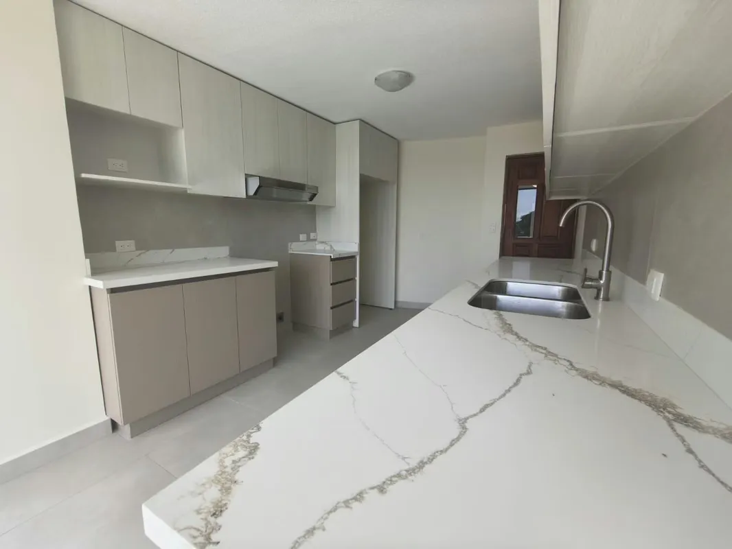 Sala, comedor, cocina, cuarto de pilas, 3 habitaciones, 3 baños, 2 parqueos.