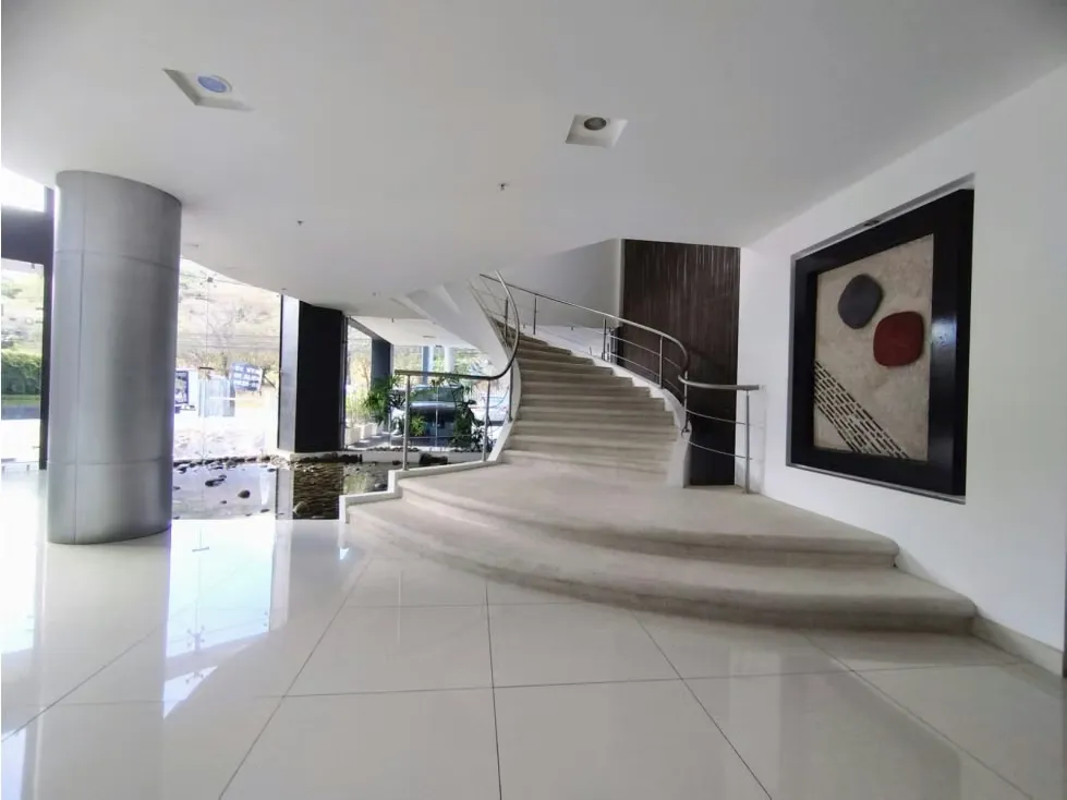 Ubicada en una zona estratégica de Guachipelín, esta oficina se encuentra dentro de un oficentro categoría A, ideal para empresas que buscan un entorno corporativo moderno, funcional ...