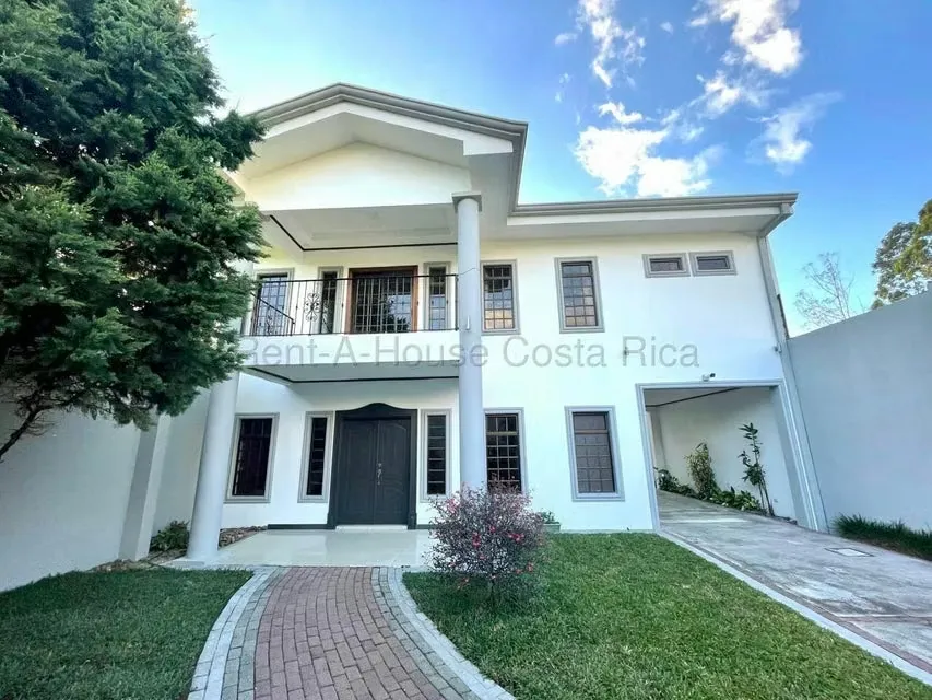 Venta de Casa de Lujo con piscina en Santo Domingo Heredia