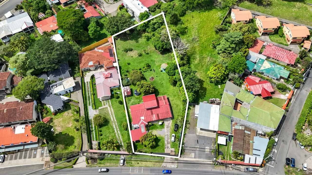 Oportunidad única de inversión en una de las zonas con mayor crecimiento y plusvalía de Santa Ana. Esta propiedad cuenta con un amplio lote de 3.191,53 m² y una casa pequeña ...