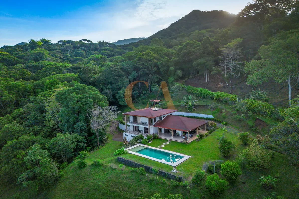 Just one kilometer from the charming village of San Pedro, perched atop a preserved hilltop, this ...