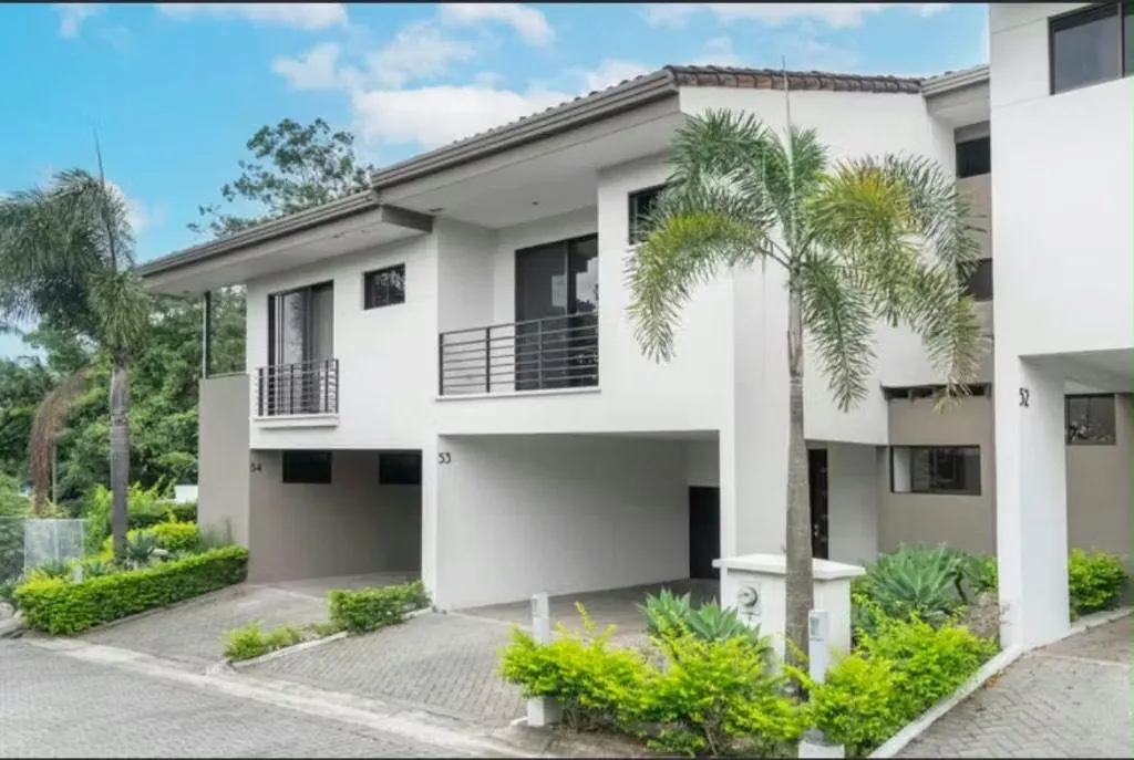 Casa en alquiler - Guachipelin Condominio