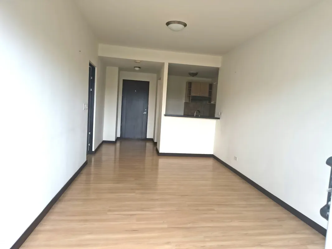 Sala, comedor, cocina, área de lavado, 1 habitación, 1 baño, 2 parqueos.
