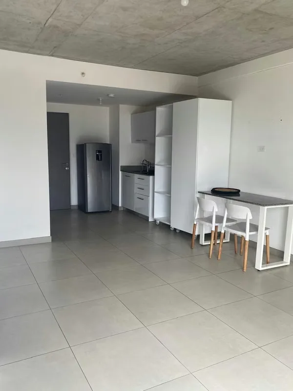 Vive en las alturas con estilo en Torre Secrt Escalante Se alquila moderno apartamento totalmente amoblado, listo para estrenar, con un diseño exclusivo y acabados de alta calidad. ...