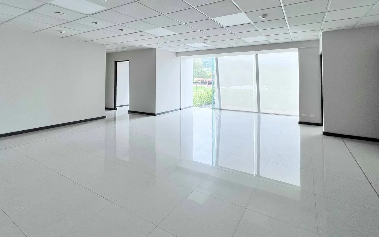 Alquiler Oficina de 106 m² en Santa Ana con acceso a Ruta 27