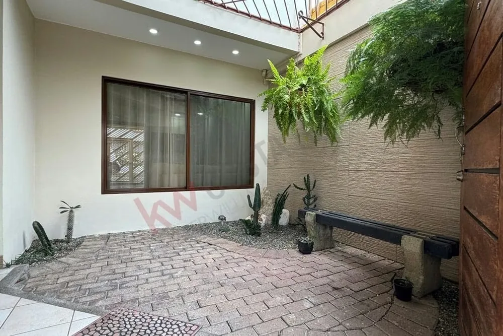 Amplia y elegante residencia ubicada en Geroma de Pavas, una zona residencial tranquila y de alta plusvalía. La propiedad cuenta con 280 m² de lote y 350 m² de construcción, ideal ..., photo 3
