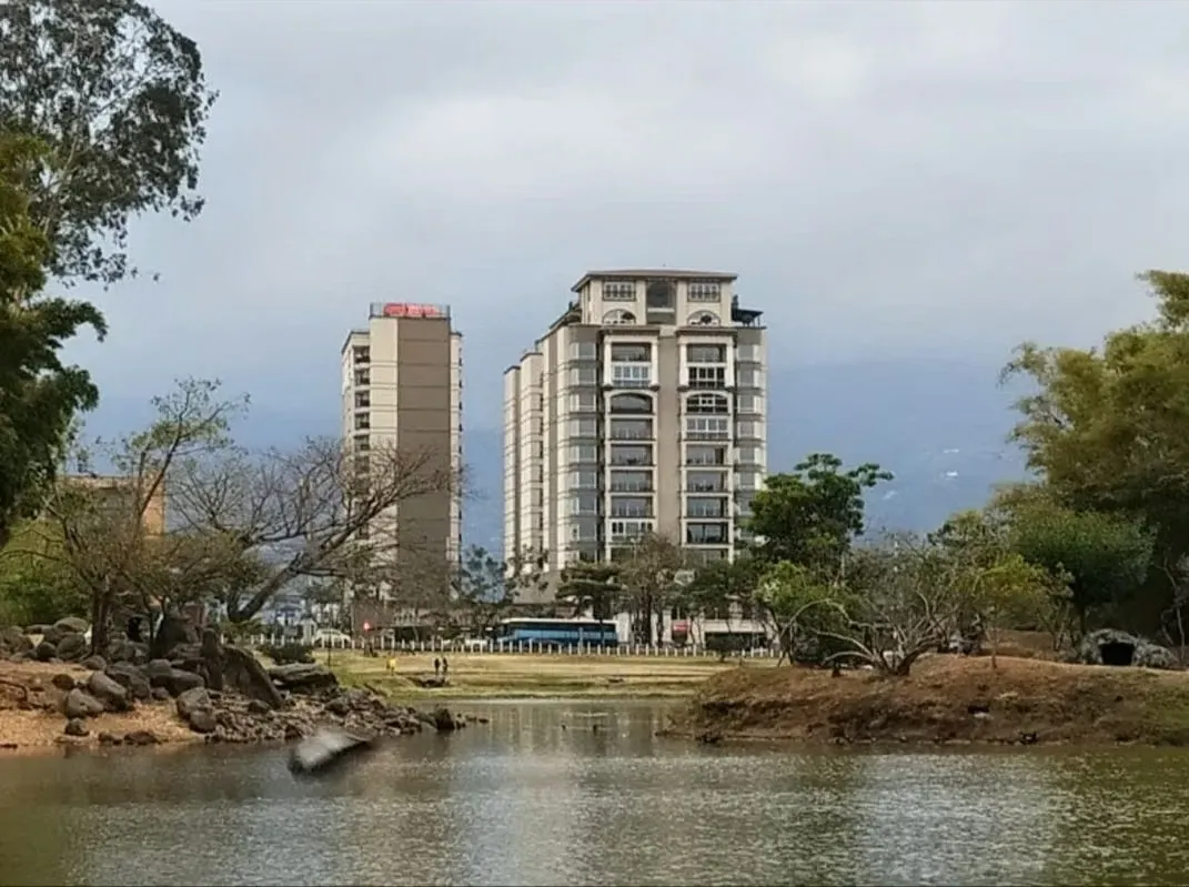 Alquilo bello y muy amplio apto como nuevo en Sabana Sur, con ubicación estratégica contiguo al AM-PM, Starbucks, KFC, en el exclusivo condominio Torres del Lago con acabados lujosos, ...