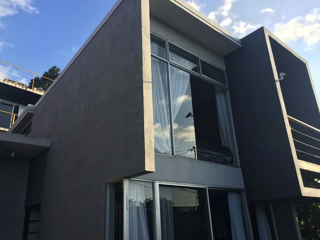 Se Alquila apartamento dentro de pequeño condominio de tres apartamentos, con vista ,en el primer piso se encuentra sala terraza, jardin pequeño, cocina abierta con muebles ...