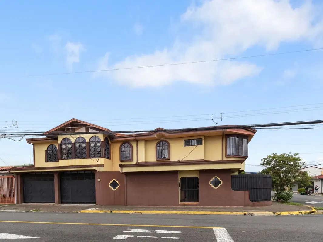¡AMPLIA CASA EN VENTA EN SAN FRANCISCO DE HEREDIA!