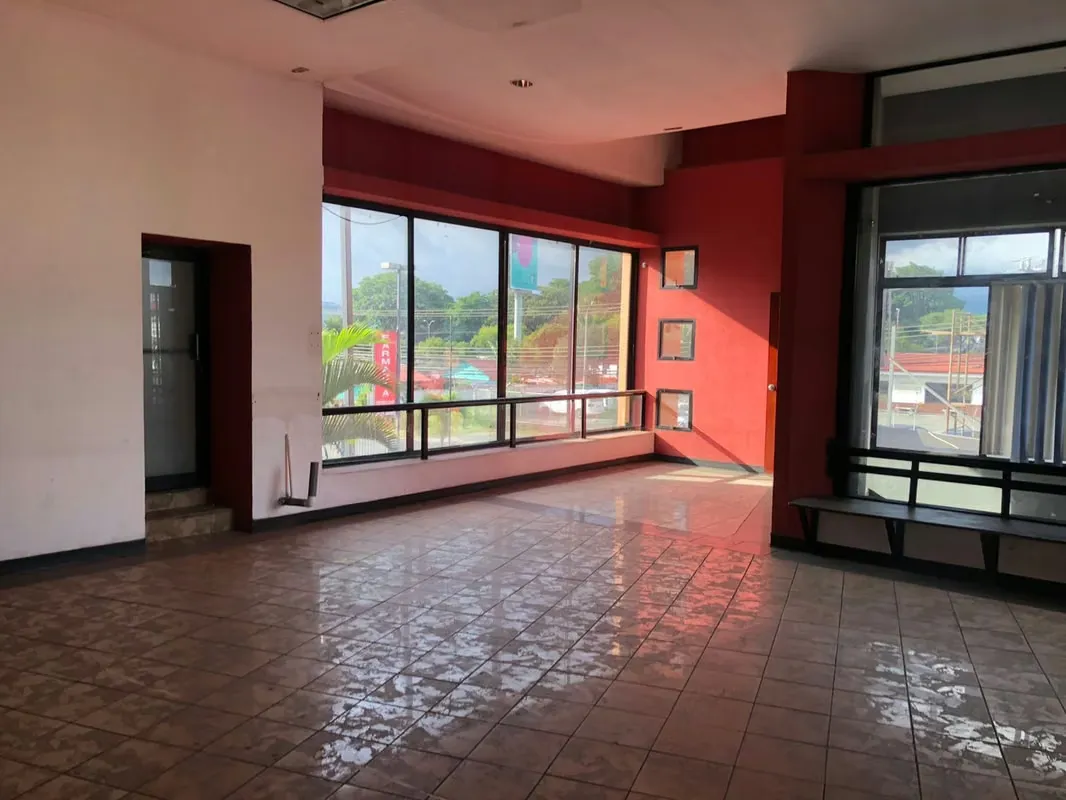 LOCAL COMERCIAL EN ALQUILER LA URUCA | $650 MENSUALES | 40 PARQUEOS | SEGURIDAD 24/7