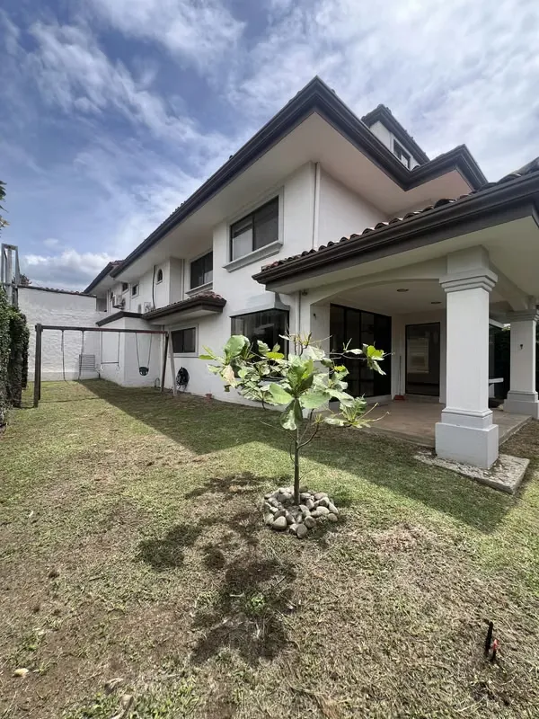 Elegante Casa en Guachipelín | 3 Habitaciones + Oficina | Piscinas, Tenis y Excelente Ubicación
