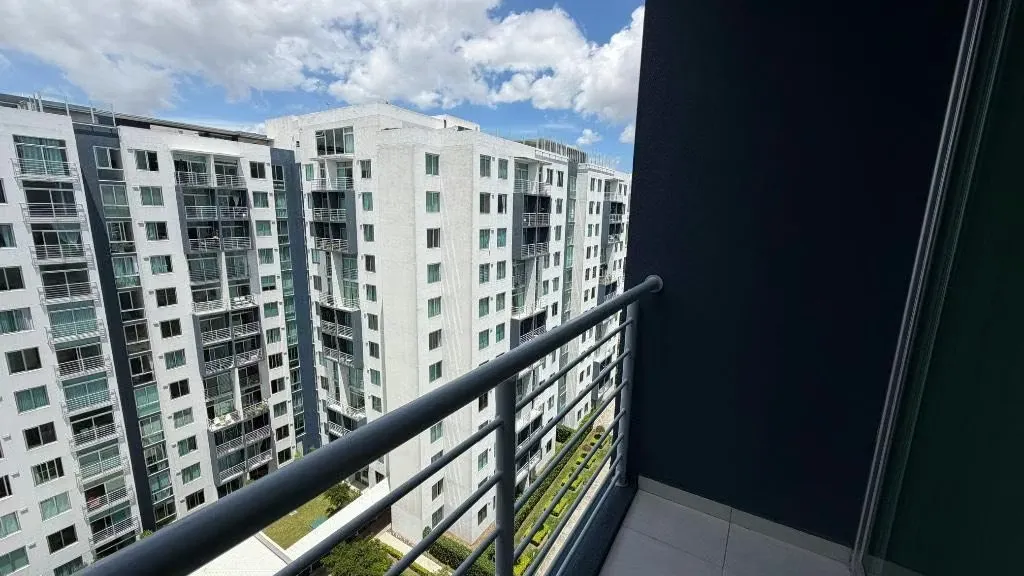 Se vende hermoso apartamento ubicado en el piso 12 de una de las torres más modernas y completas de la ...