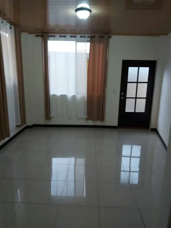 Alquilo apartamento amplio, seguro en Los Colegios.