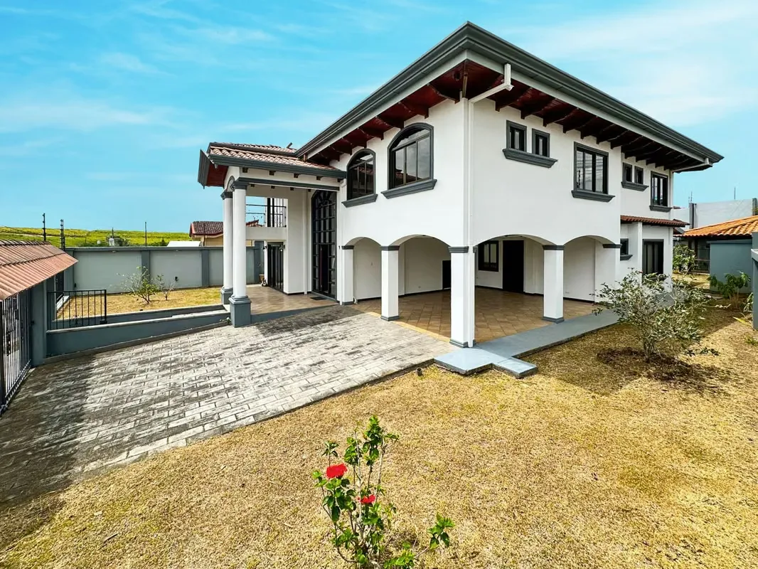 OPORTUNIDAD ÚNICA CASA DE LUJO CON | AVALÚO $640.000 | HOY $475.000, GRECIA (FAU)